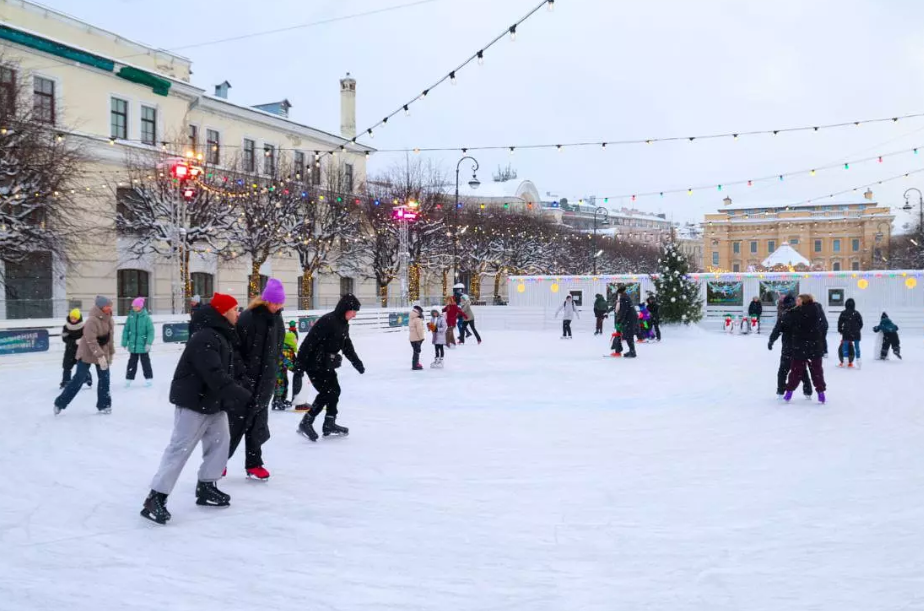 В Петербурге начали заливать 161 общедоступный каток