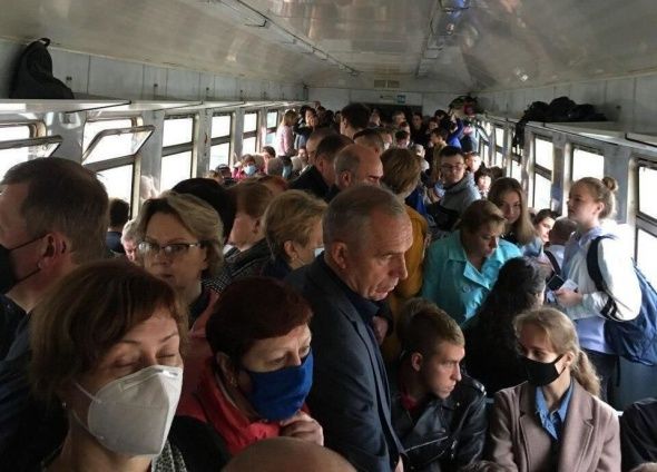 Жители Колпино жалуются на утреннюю давку в электричке