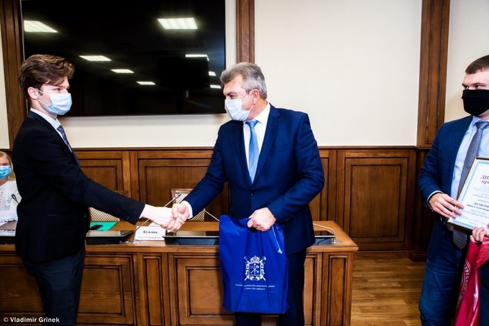 Колпинский ТИК наградил призеров и участников регионального конкурса мультимедийных проектов, направленных на повышение правовой культуры избирателей Колпинский ТИК наградил призеров и участников регионального конкурса мультимедийных проектов, направленных на повышение правовой культуры избирателей