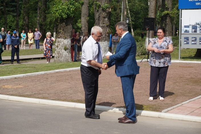 Глава района Анатолий Повелий поздравил Средне-Невский судостроительный завод с Днем рождения
