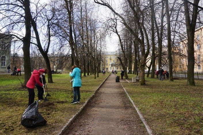 В рамках месячника по благоустройству в Колпинском районе убрано 83% территорий