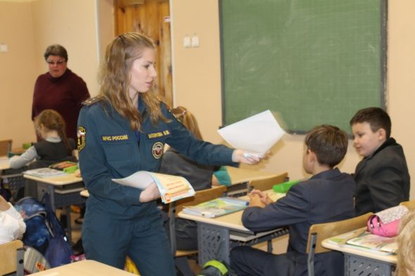 В Колпинском районе продолжаются уроки пожарной безопасности в рамках «месячника безопасности» В Колпинском районе продолжаются уроки пожарной безопасности в рамках «месячника безопасности»