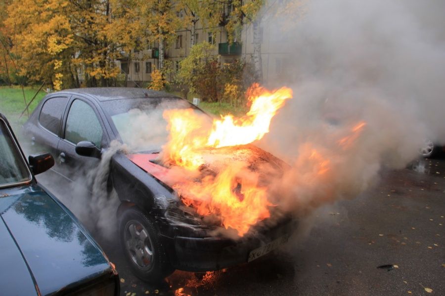 Очередное возгорание автомобиля в Колпино