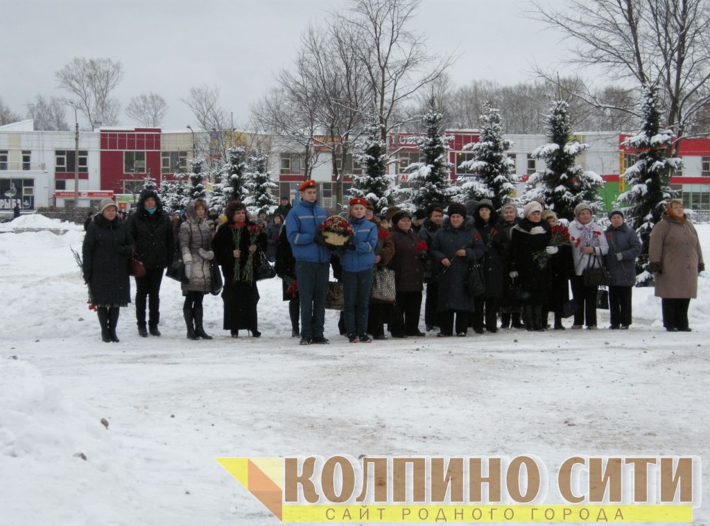 Мемориальное воинское захоронение на улице Веры Слуцкой. Возложение цветов и митинг. Фото