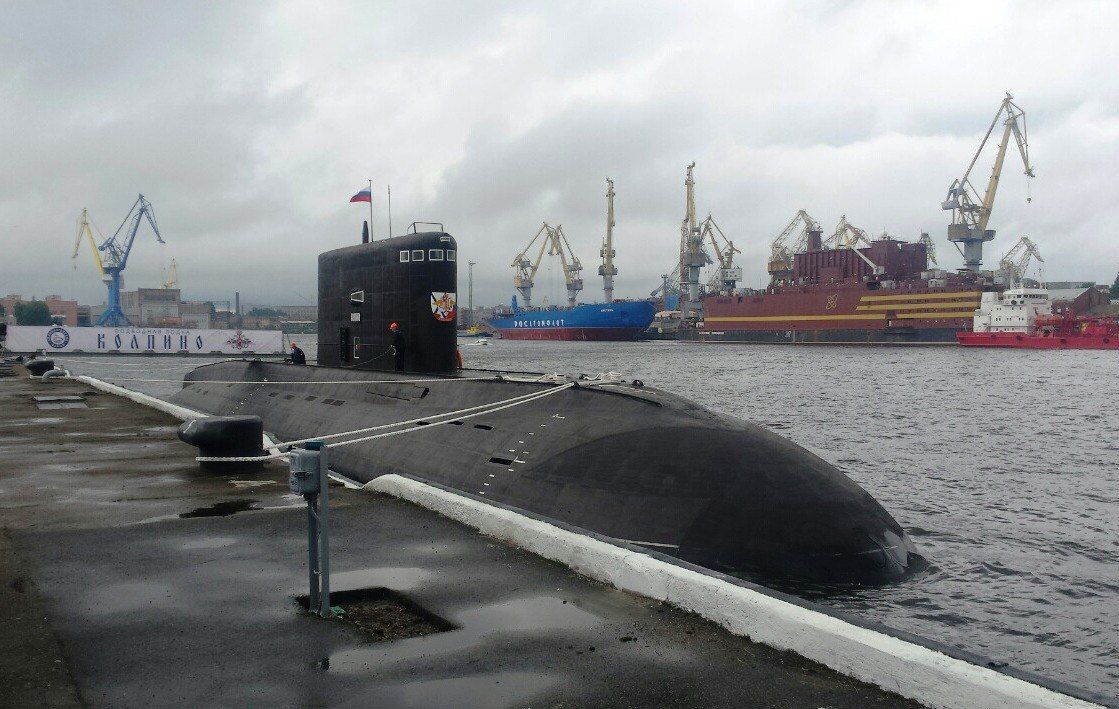 Экипаж подлодки «Колпино» провел первую высадку в городе