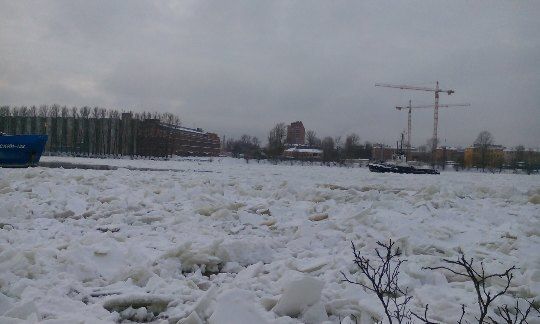 Во льдах Невы запоздавшие суда ждут разводку мостов
