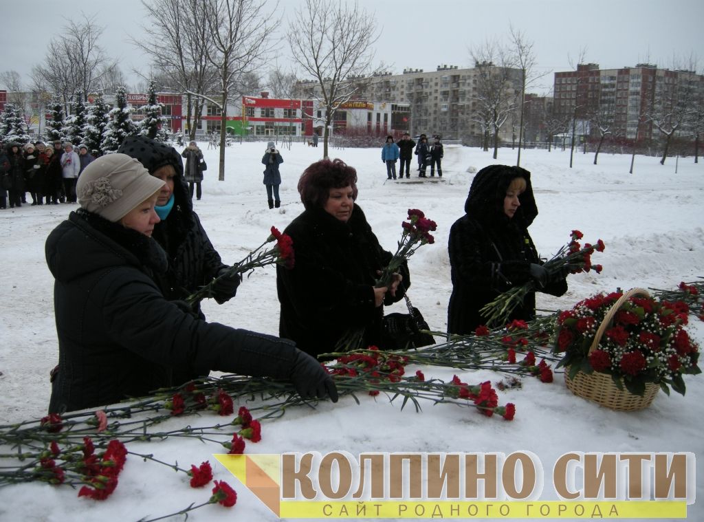 Мемориальное воинское захоронение на улице Веры Слуцкой. Возложение цветов и митинг. Фото