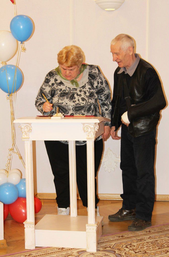 Глава Колпинского района Анатолий Повелий  поздравил юбиляров супружеской жизни