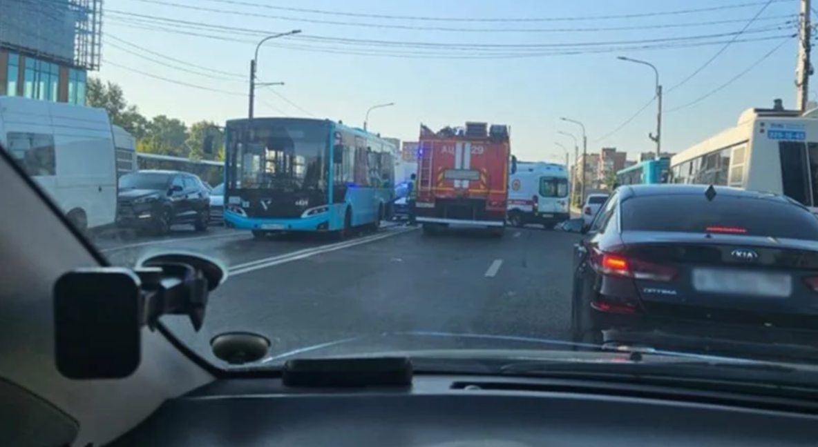 В Колпино каршеринг врезался в стоящий на светофоре «лазурный» автобус