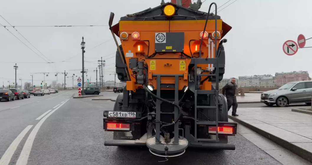 Дорожники Петербурга приступили к обработке улиц от гололеда