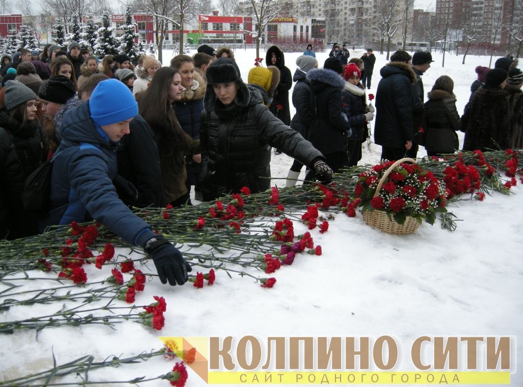Мемориальное воинское захоронение на улице Веры Слуцкой. Возложение цветов и митинг. Фото