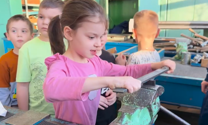 Маленькие исследователи в мире профессий