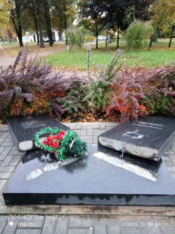 В Колпино вандалы сломали памятник жертвам радиационных аварий и катастроф В Колпино вандалы сломали памятник жертвам радиационных аварий и катастроф