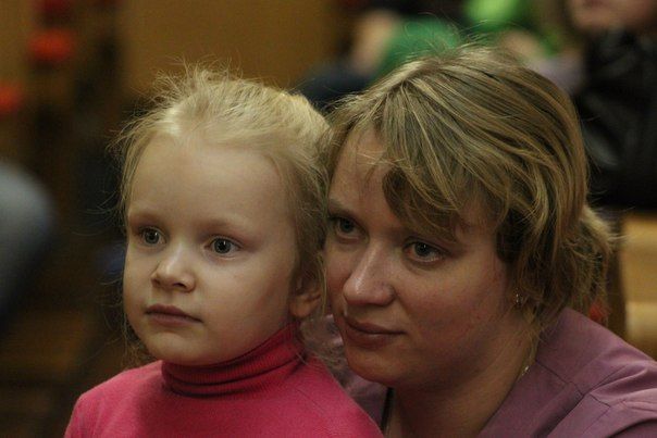 Добровольцы и творческие коллективы Колпинского района поздравили пациентов Детской городской больницы № 22