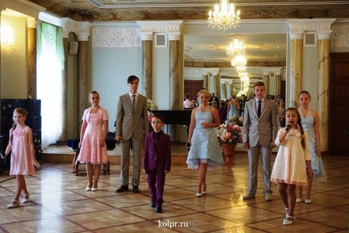 Накануне Дня семьи, любви и верности в Колпинском районе поздравили юбиляров супружеской жизни