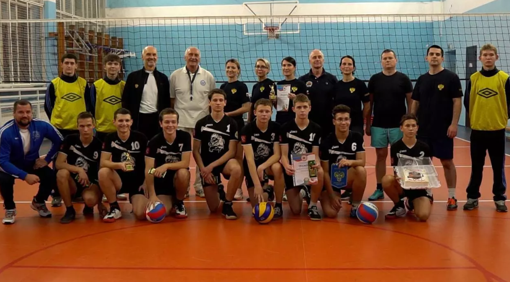 Прокуроры Колпинского района сыграли в волейбол с подростками