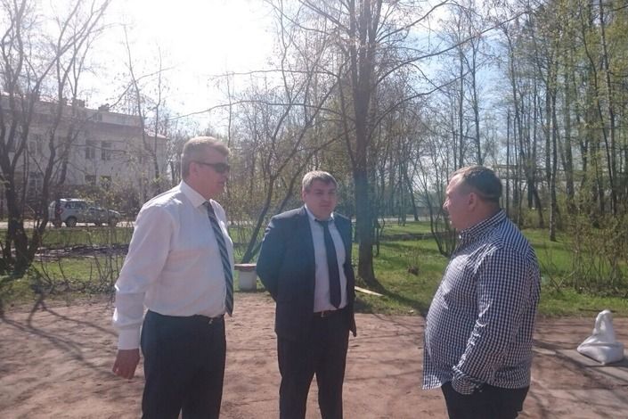 ФОТО: Глава района Анатолий Повелий проинспектировал ход работ по реконструкции Стены памяти работников УИФК в поселке Понтонный