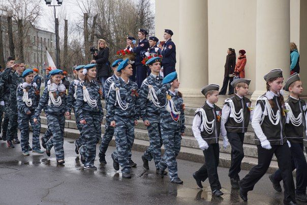 Более 300 колпинских юнармейцев отправились на финальные игры «Зарница-2016»