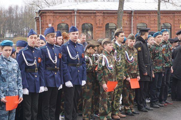 Более 300 колпинских юнармейцев отправились на финальные игры «Зарница-2016»