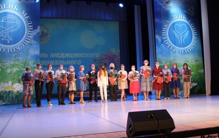 В Колпино поздравили социальных и медицинских работников с профессиональными праздниками В Колпино поздравили социальных и медицинских работников с профессиональными праздниками