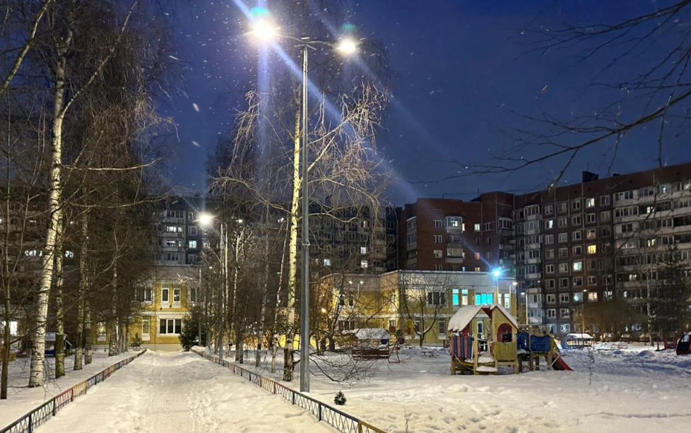 В Колпино в квартале у Харламовского сквера появились новые фонари