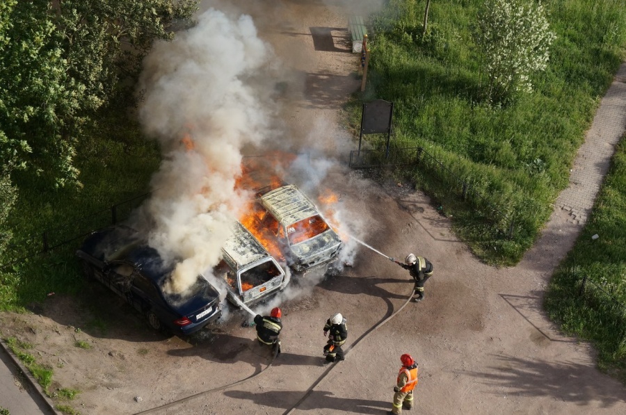 Крупный пожар в&nbsp;Колпино: сгорели три легковые машины
