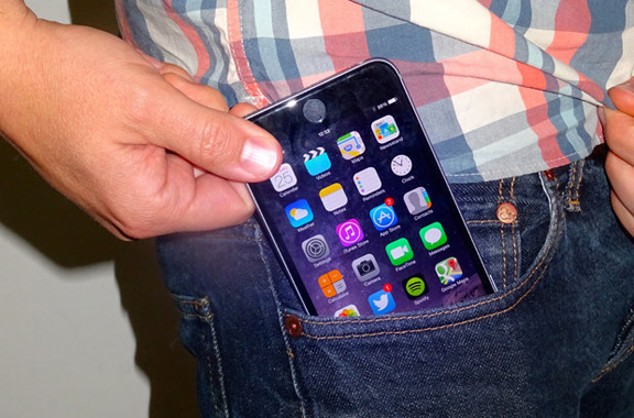 В&nbsp;джинсах вырастут карманы ради iPhone 6 Plus