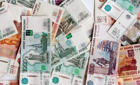 В Колпино пенсионерка выбросила в окно 300 тысяч рублей для курьера мошенников