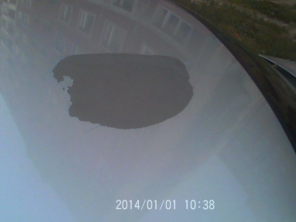 В Колпино неизвестный облил кислотой машину своего оппонента.