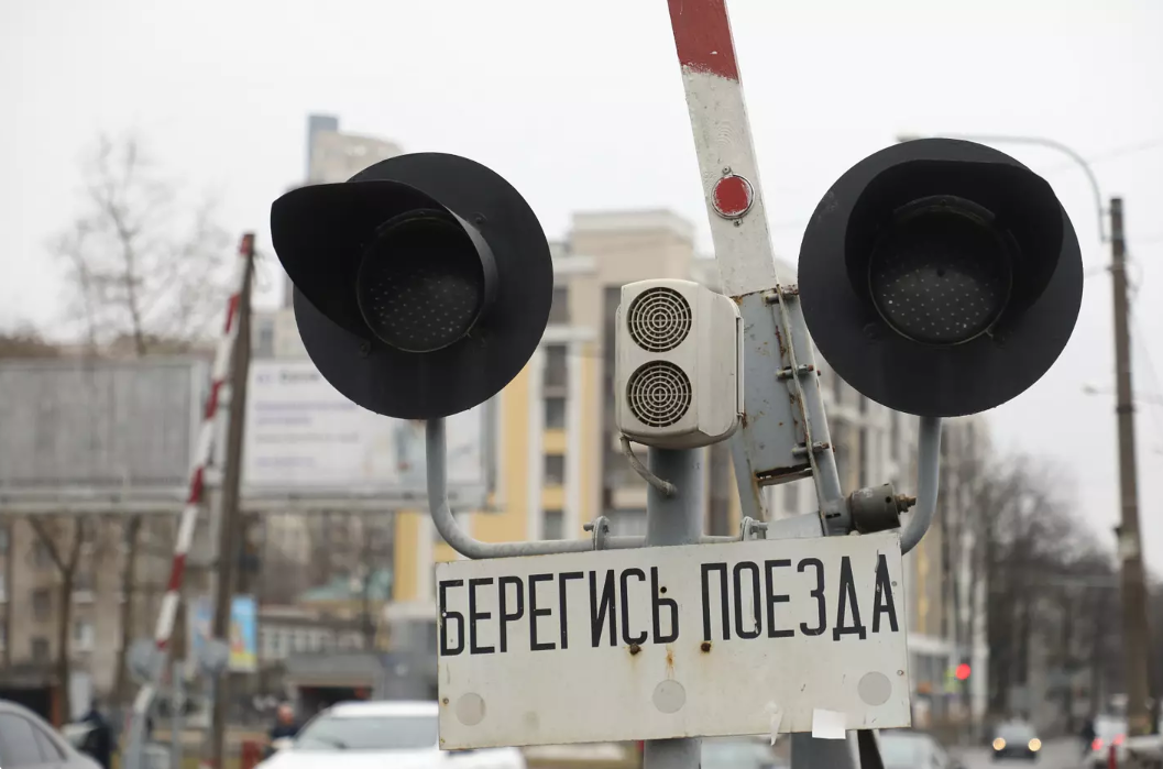 Жителям Колпино напомнили об опасности железнодорожных переездов