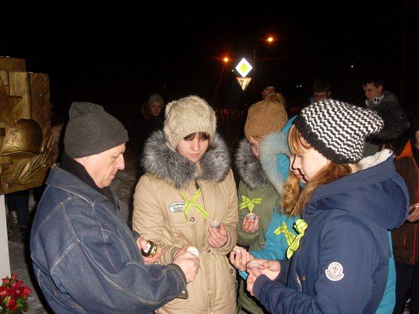 В Колпинском районе прошла уличная акция «Память пылающих лет».