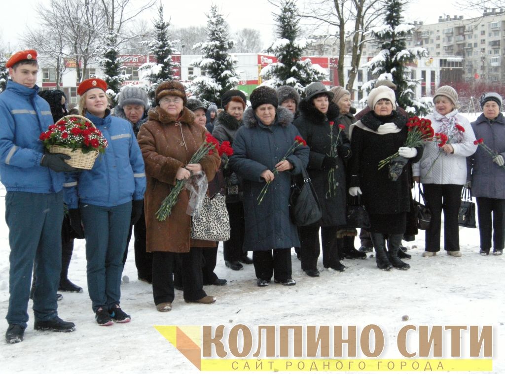 Мемориальное воинское захоронение на улице Веры Слуцкой. Возложение цветов и митинг. Фото