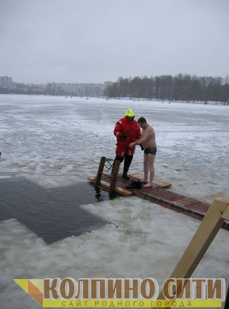 Крещенское &quot;моржевание&quot; у Свято-Троицкого собора