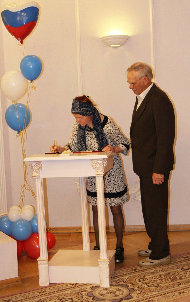 Глава Колпинского района Анатолий Повелий  поздравил юбиляров супружеской жизни