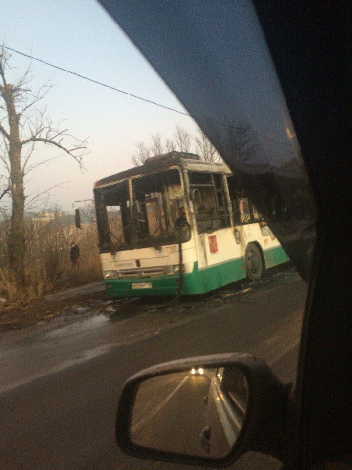 Причины возгорания автобуса в Металлострое установят после Нового года