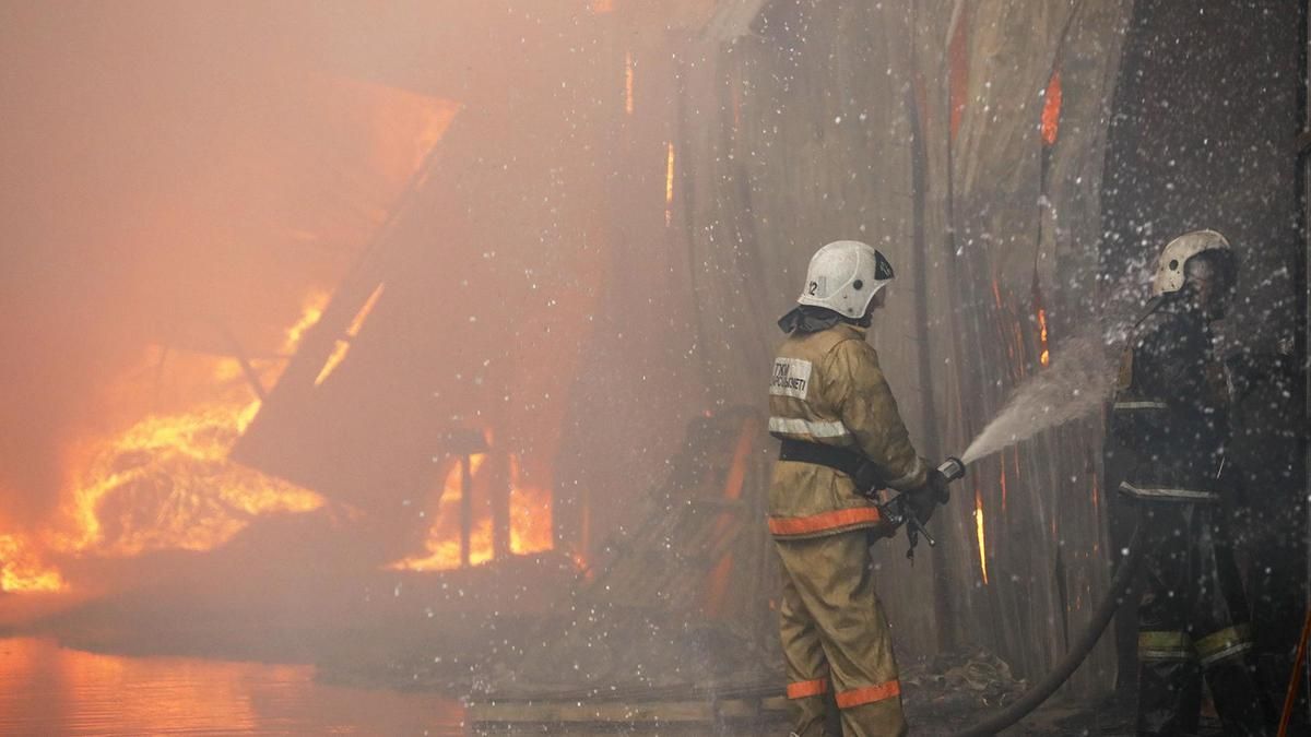 В горящем деревянном доме в Колпино едва не погибла женщина
