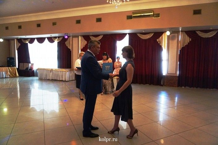 Глава района Анатолий Повелий поздравил работников сферы потребительского рынка Колпинского района