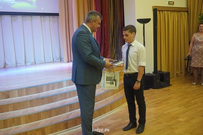 В Колпинском районе награды «За особые успехи в учении» получил 51 выпускник