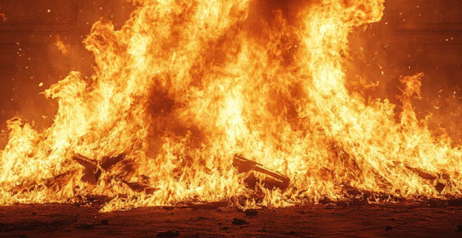 Металлический ангар горит на площади 1000 кв. м в Тосненском районе