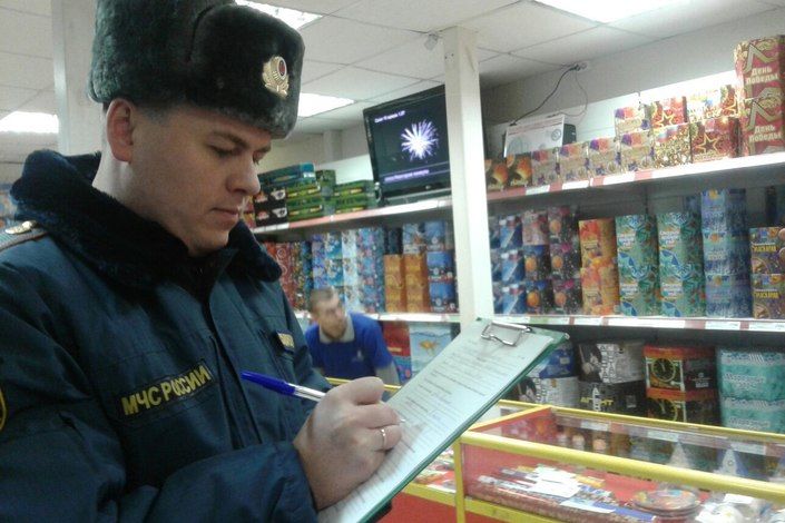 В Колпинском районе прошли профилактические мероприятия по обследованию мест реализации пиротехнических изделий