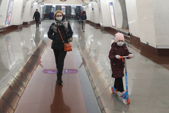 Со вторника петербуржцы будут обязаны носить маски и перчатки в общественных местах