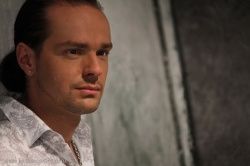  Колпинский музыкант, композитор и артист  Константин Костомаров стал победителем «Песни года 2013»