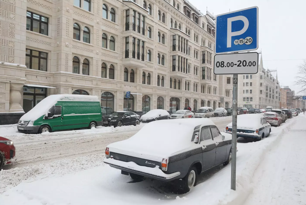 Автовладельцев Петербурга предупредили о затруднении движения из-за гололеда и снега