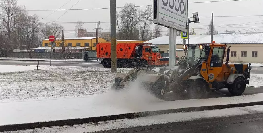 Новый год начался со снега. Уборка в Петербурге несмотря на праздники идет днем и ночью