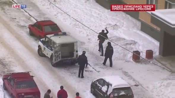 Медики и полиция усмиряли «танцора» на Колпинском шоссе Медики и полиция усмиряли «танцора» на Колпинском шоссе