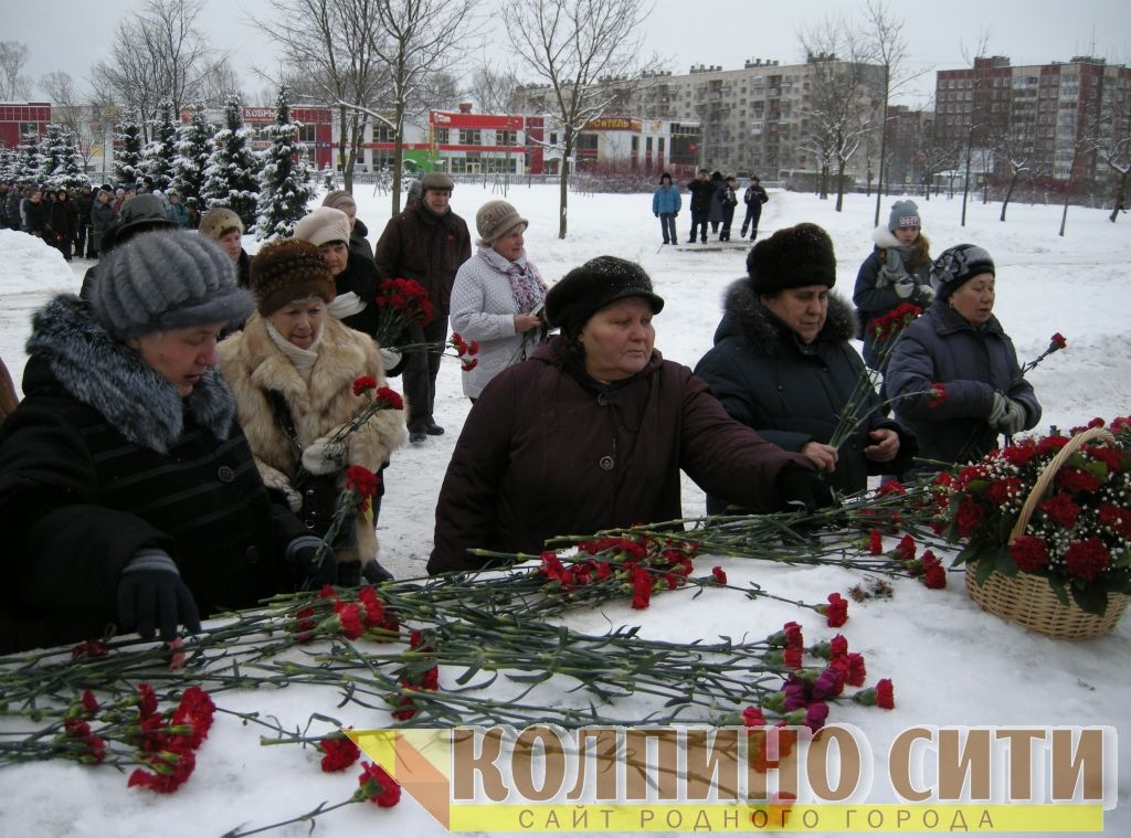 Мемориальное воинское захоронение на улице Веры Слуцкой. Возложение цветов и митинг. Фото