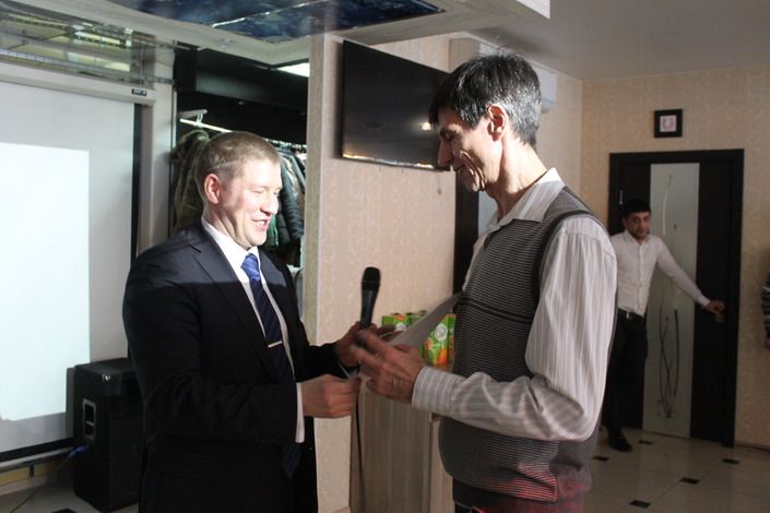 ФОТО: В Колпинском районе поздравили работников ЖКХ