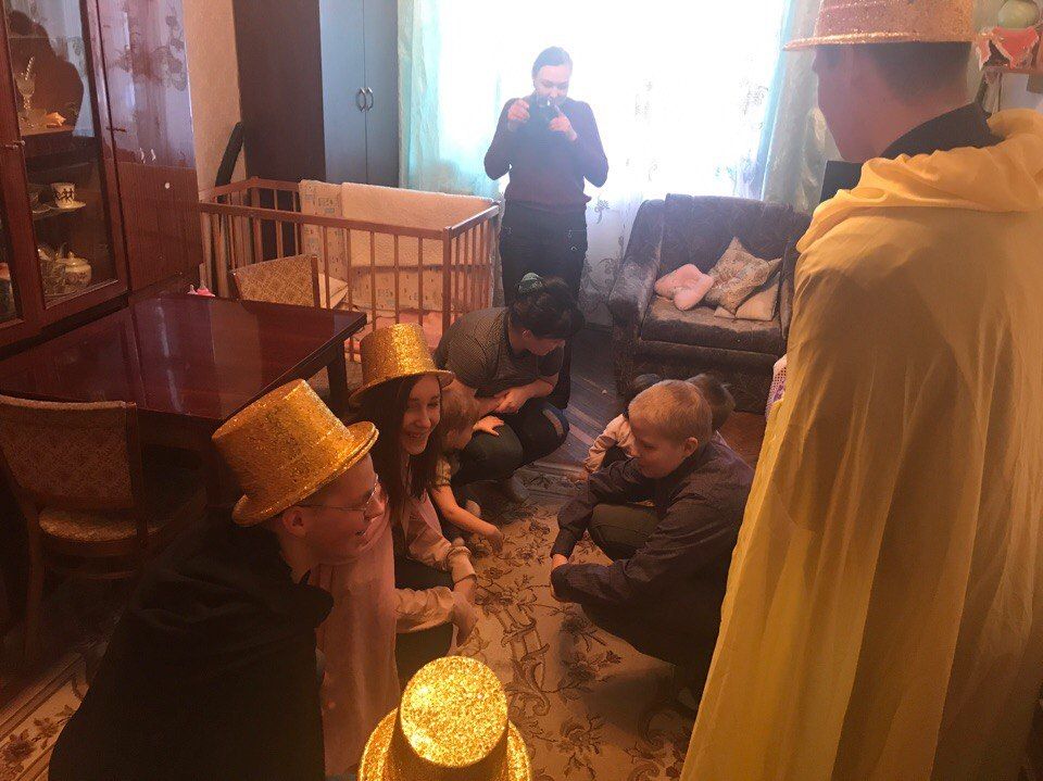 Специалисты дома молодёжи Колпинец и добровольцы молодежного объединения "МИГ" поздравили Соню с Днём рождения