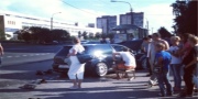 В ходе аварии автомобиль чудом не задел пешеходов, стоящих на автобусной остановке (фото)