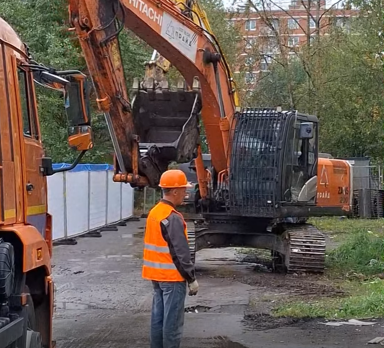 В квартале Красный Кирпичник на Загородной улице в Колпино состоялось мероприятие по сносу ветхих домов